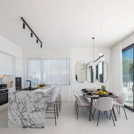 Stunning Home In Okrug Gornji *