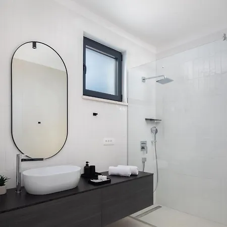 Nice Home In Okrug Gornji Ferienhaus *