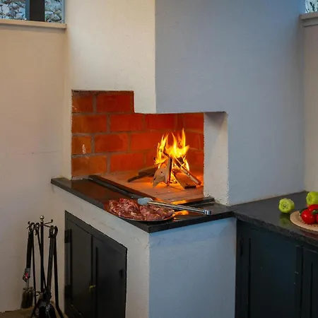 Nice Home In Okrug Gornji Ferienhaus