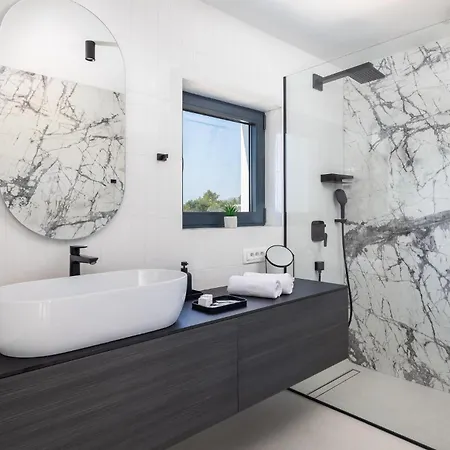 Nice Home In Okrug Gornji Ferienhaus *