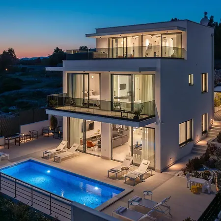 Nice Home In Okrug Gornji Ferienhaus *