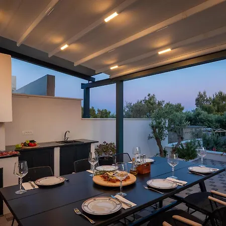 Ferienhaus Nice Home In Okrug Gornji *