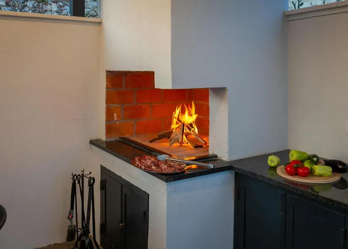 Nice Home In Okrug Gornji Ferienhaus