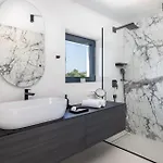 Stunning Home In Okrug Gornji Vikendica *