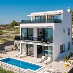 Stunning Home In Okrug Gornji Trogir