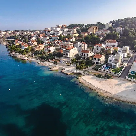 Stunning Home In Okrug Gornji Τρογκίρ