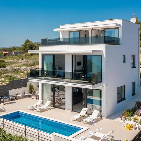 Stunning Home In Okrug Gornji Τρογκίρ